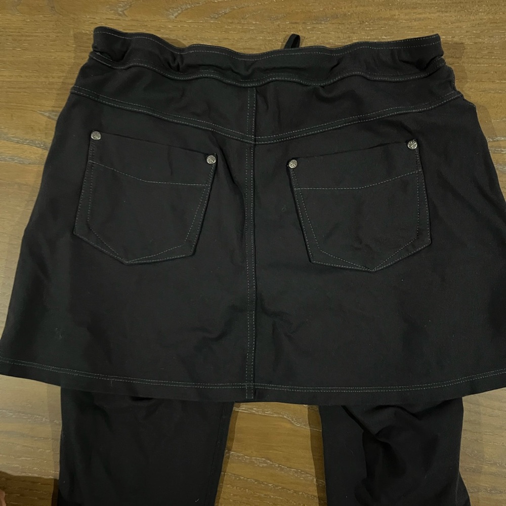 Athleta Bettona 2 In 1 Medium   Skirt Capri Crop Black Leggings Cargo Pockets - Picture 9 of 10